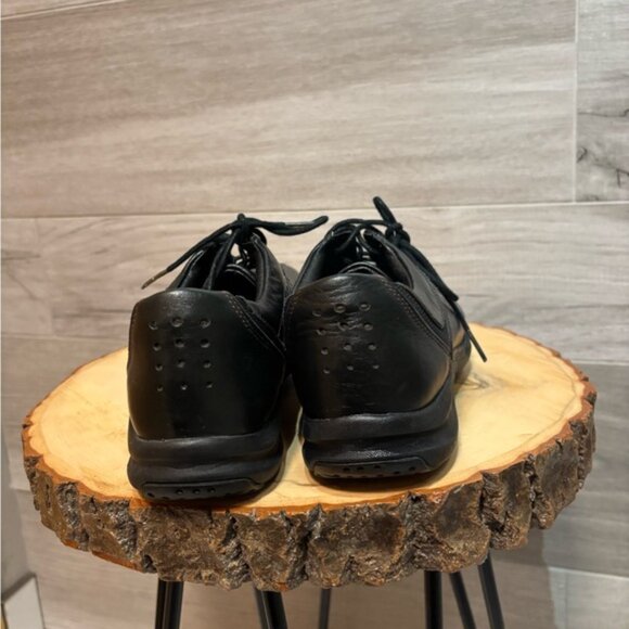 Clarks Wave Black Leather Oxford Lace Up Shoe Sneakers Size 7.5 - like new! - Picture 4 of 9